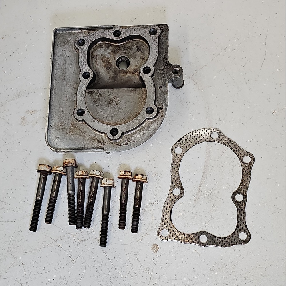Briggs & Stratton 5 HP H0rz. Shaft Cylinder Head, Bolts Vintage Engine